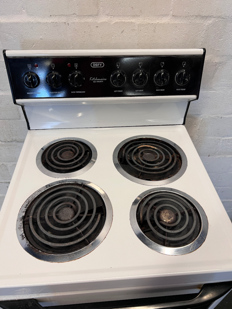 Defy Kitchenaire Six Twenty Electric Stove — One Plate Not Working and Rusted Coils - 2ndhandwarehouse.com