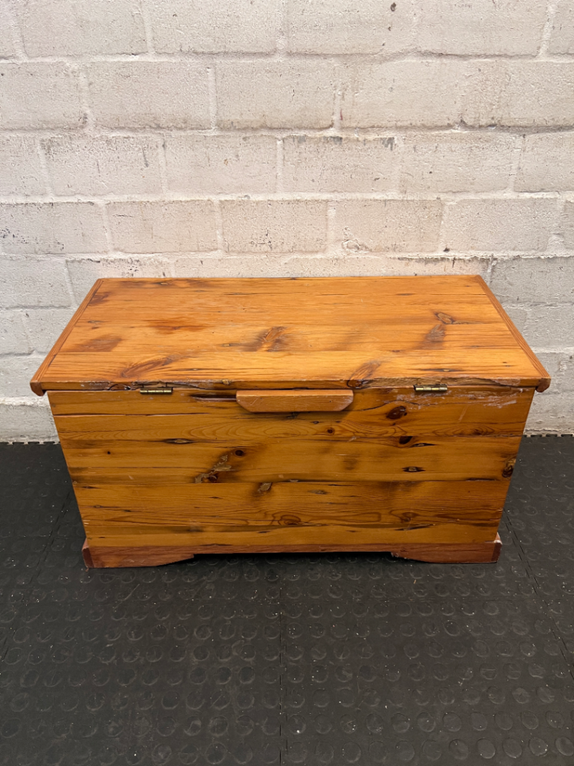 Classic Oregon Pine Kist — Broken Parts and Damaged Hinges