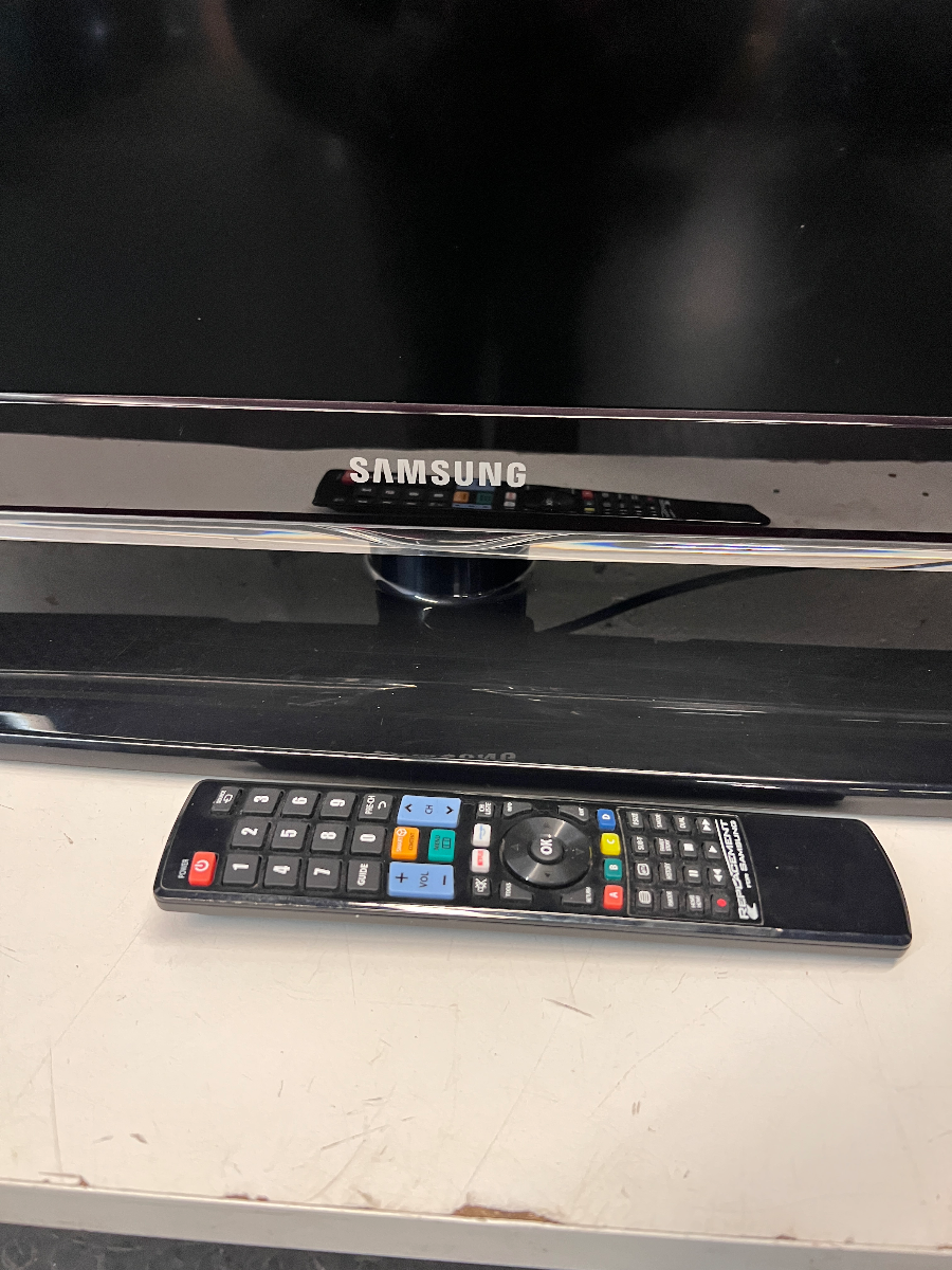 40-inch Samsung Full HD LCD TV with Remote — Good Working Order