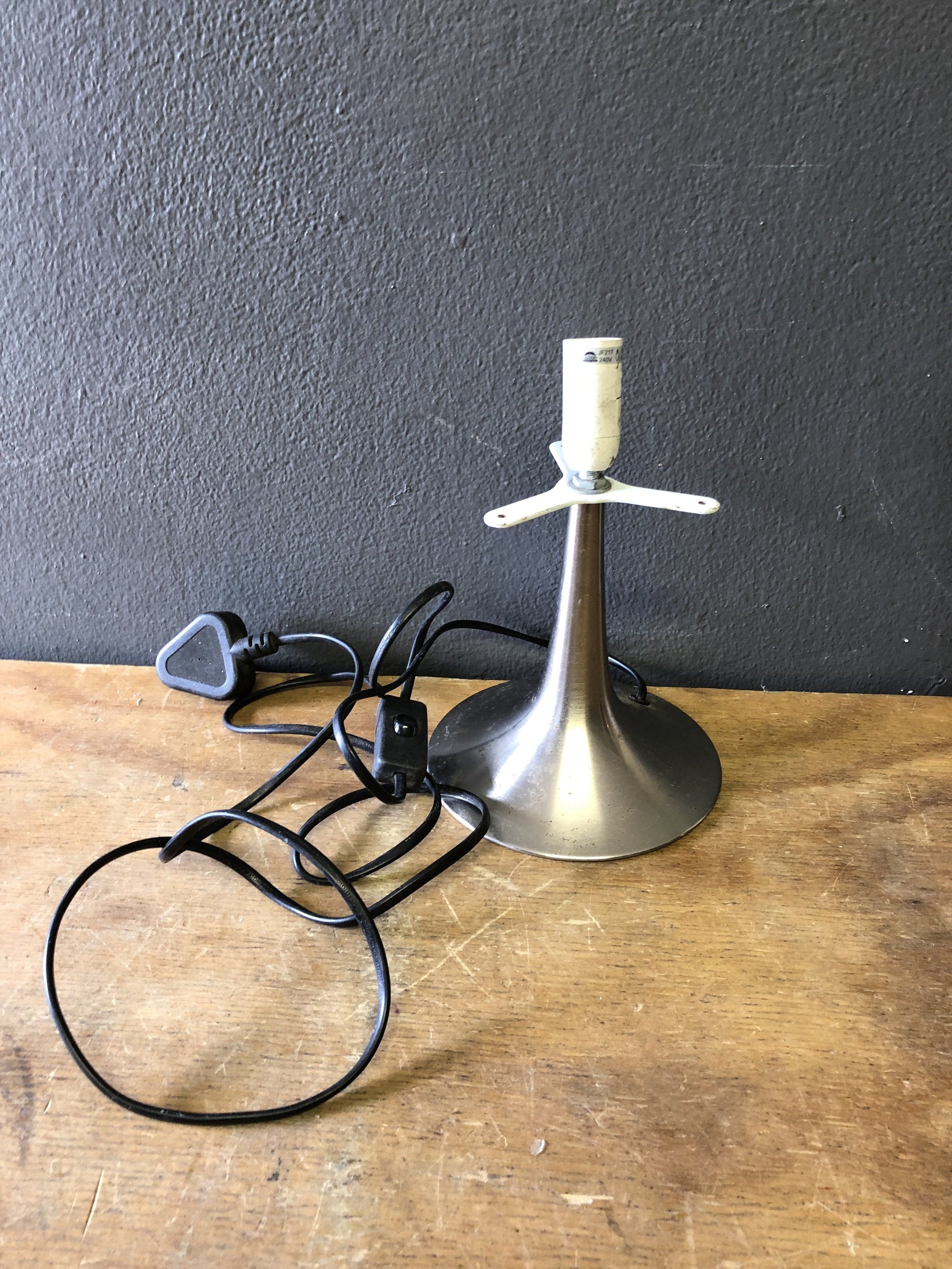Table lamp - 2ndhandwarehouse.com