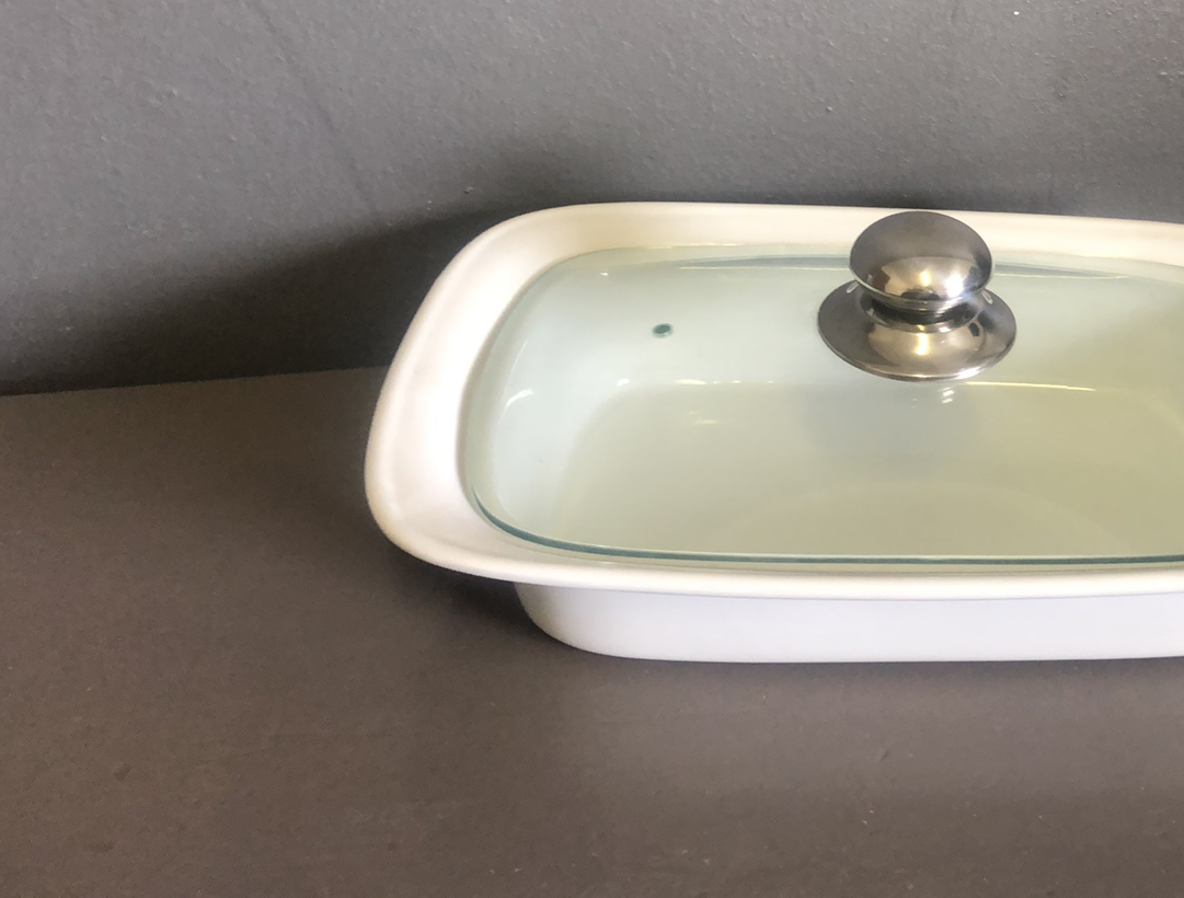 White oven dish  with glass lid - 2ndhandwarehouse.com