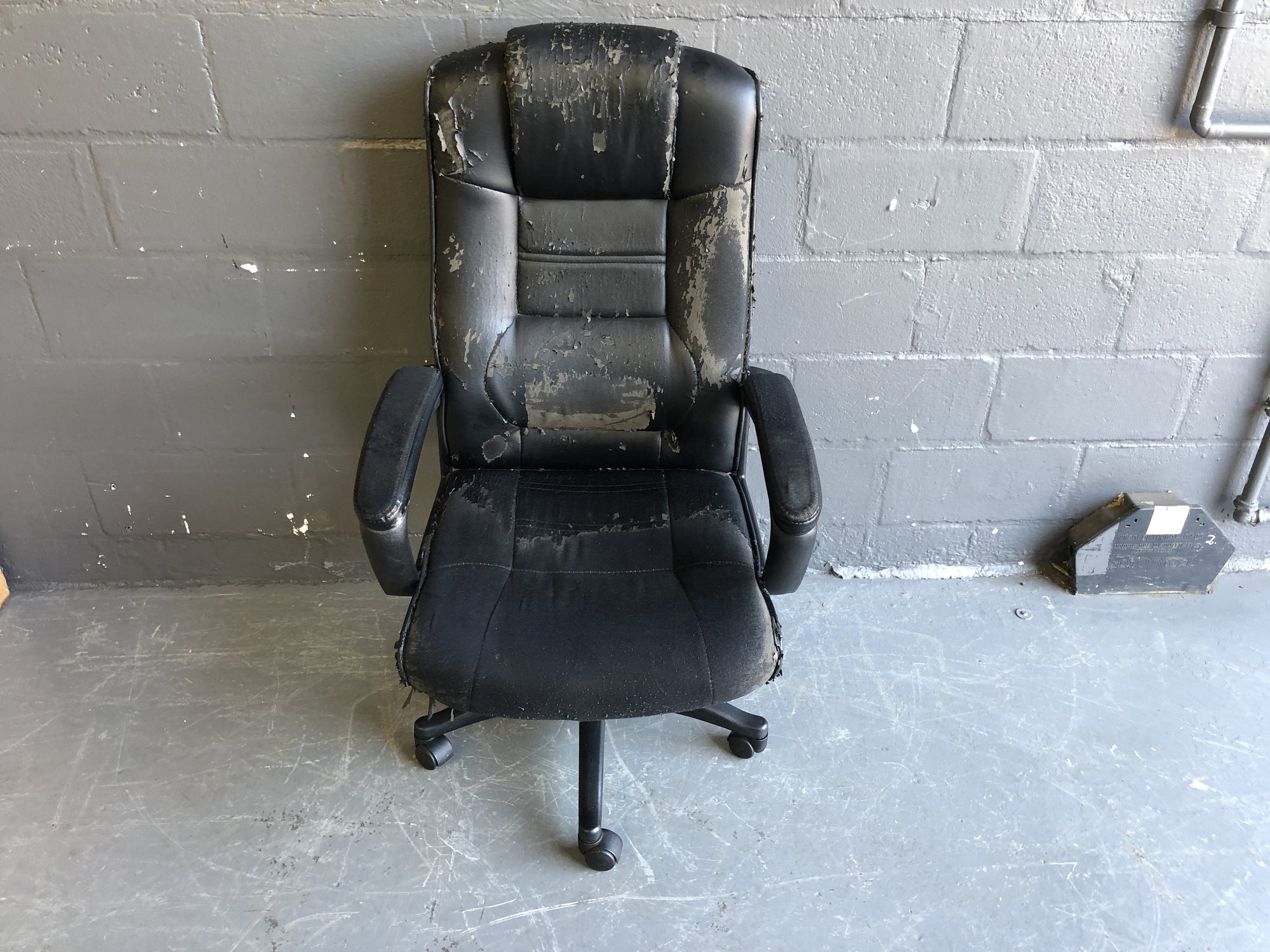 Executive Office Chair (slight damage) - 2ndhandwarehouse.com