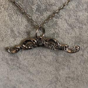 Silver necklace - 2ndhandwarehouse.com