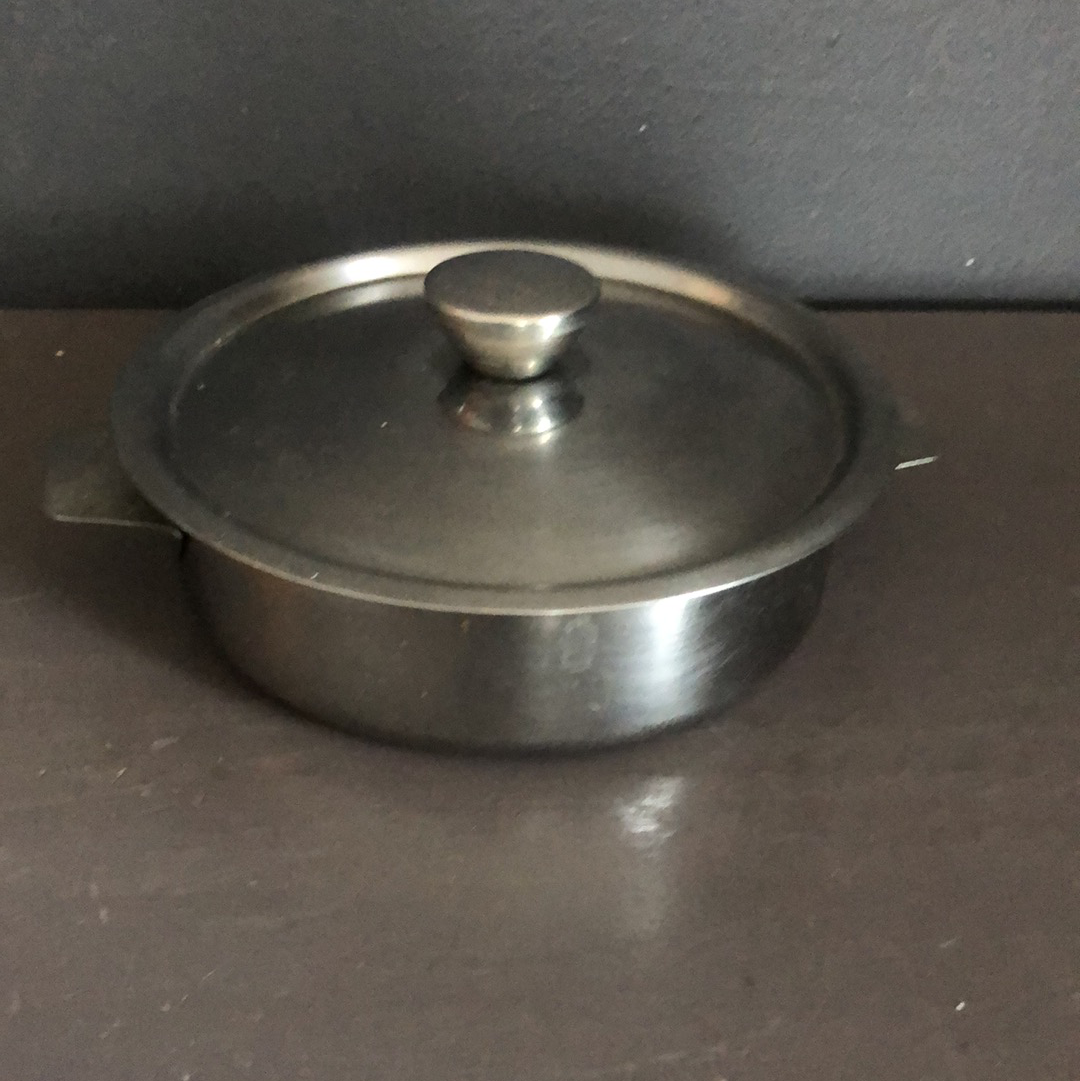 Small pan with lid - 2ndhandwarehouse.com