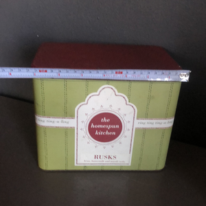 Rusk tin green and red - 2ndhandwarehouse.com