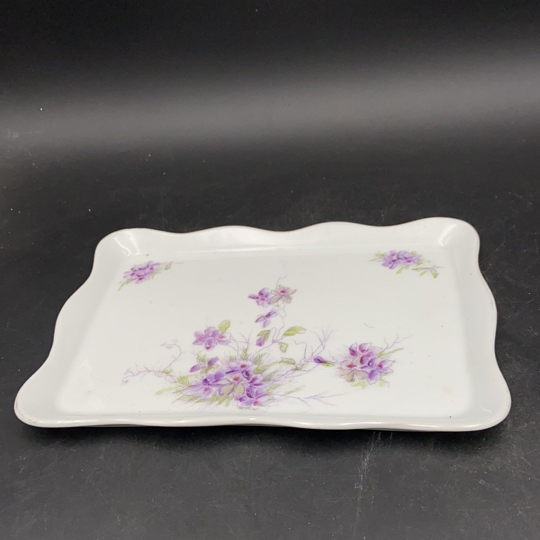 White  little tray with flowers