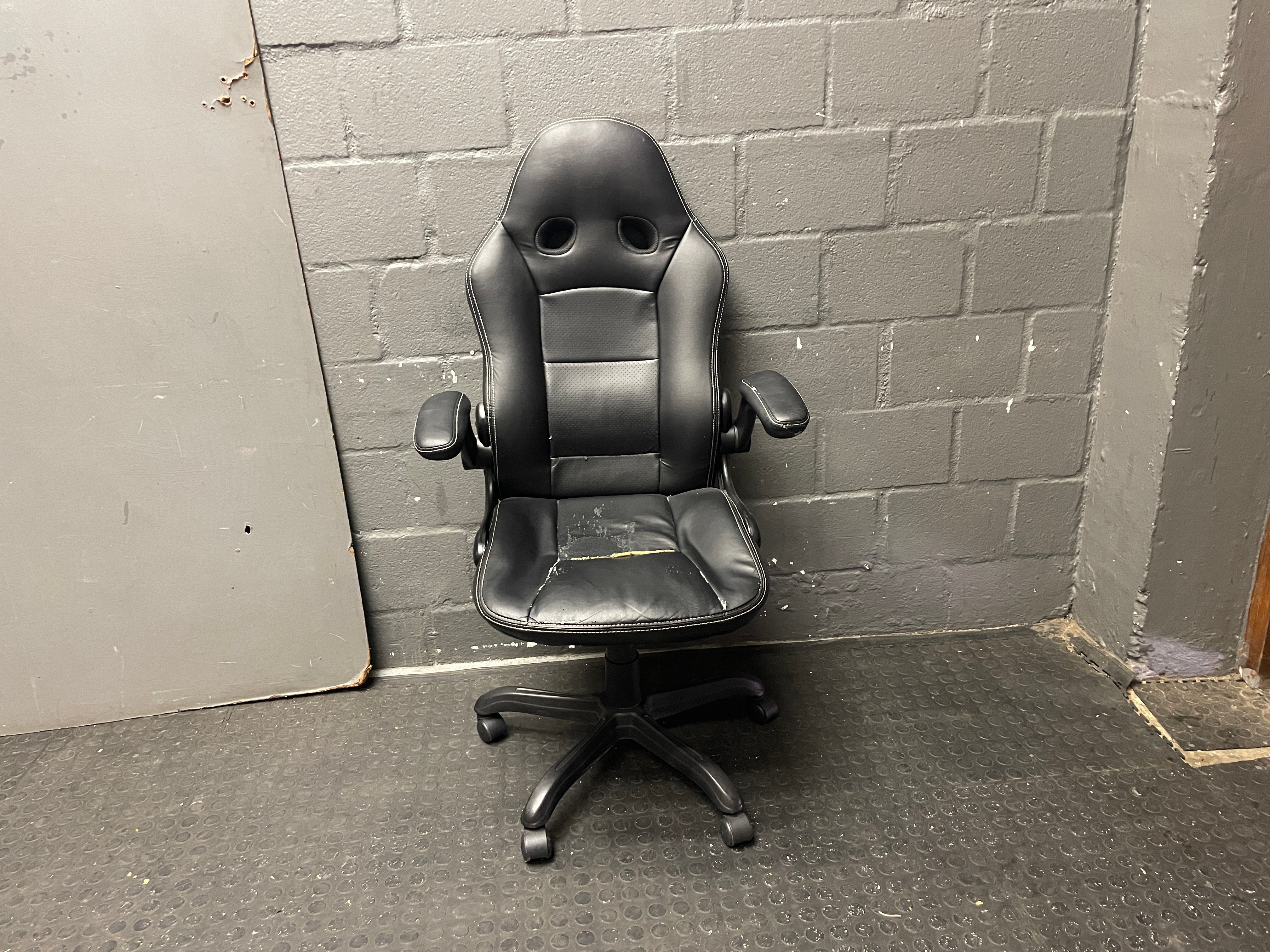 Gaming chair in discount car